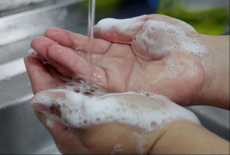 Sabão e álcool em gel podem danificar sua pele. Proteja-a.